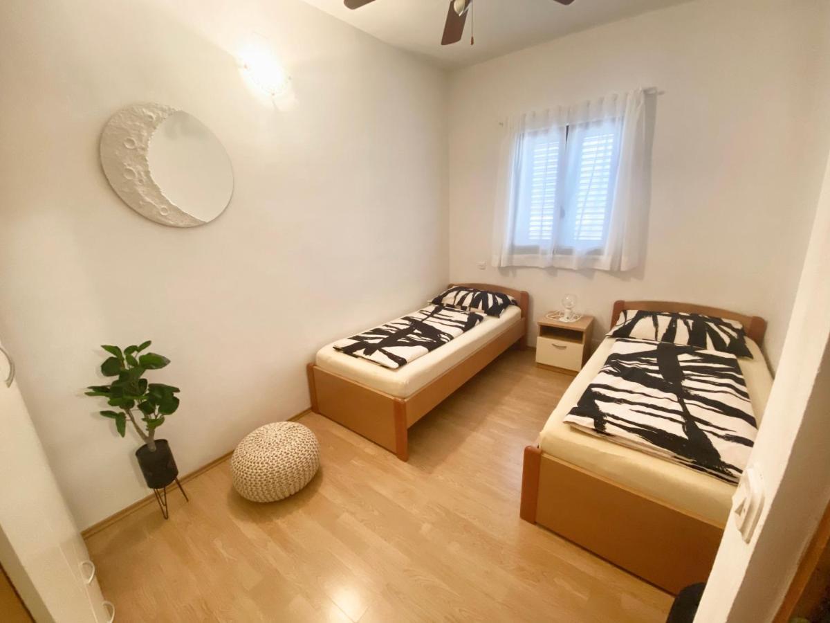 Ela I Gabi Apartment Omišalj Exterior foto